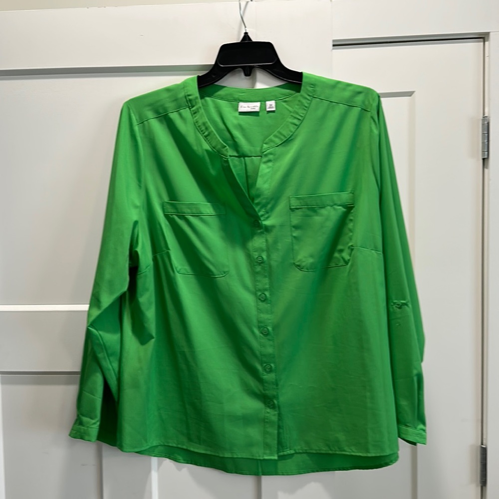 Kim Rogers Green 3X top. Long sleeve. Never worn. Color is bright.